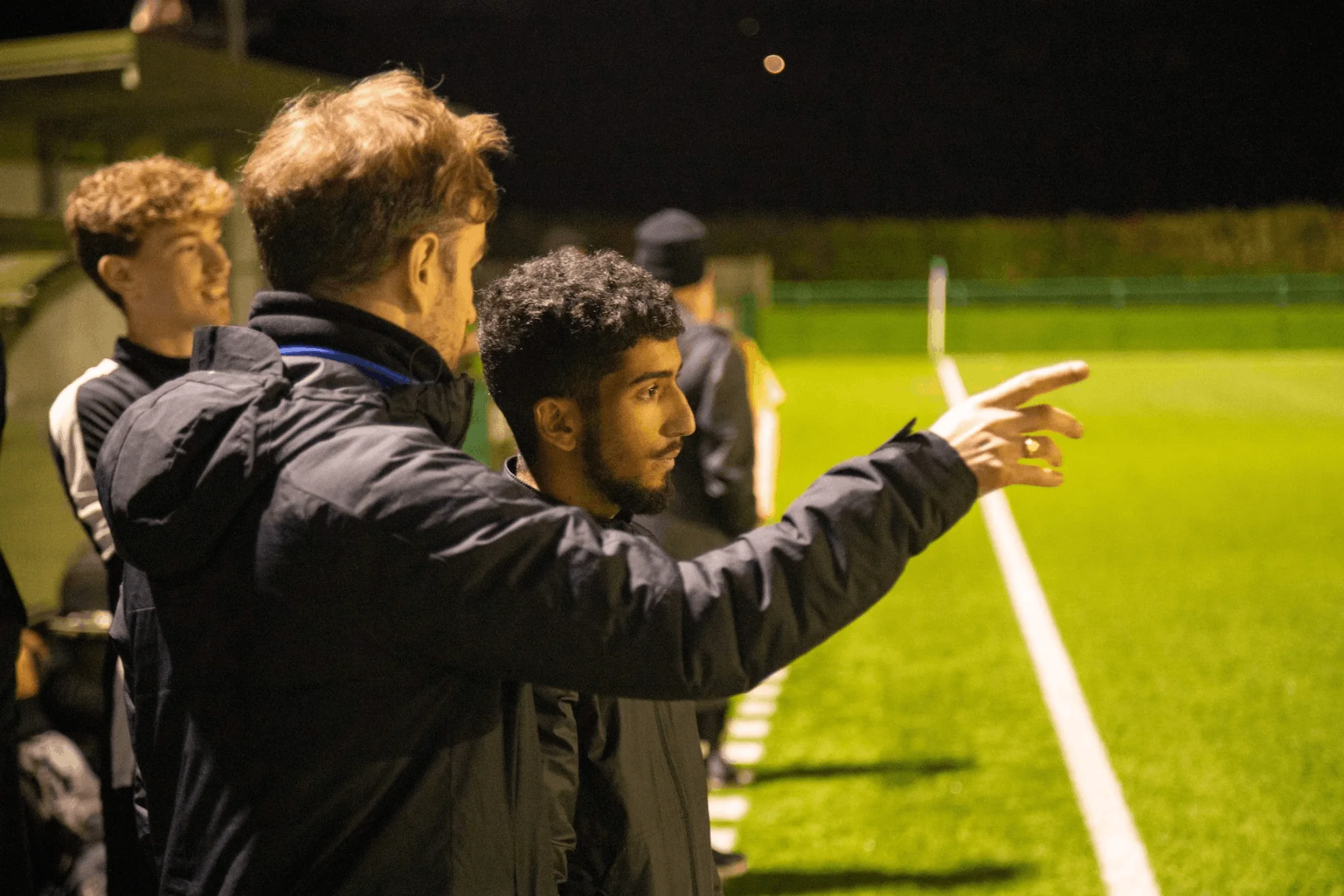Coach bespreekt analyse met speler