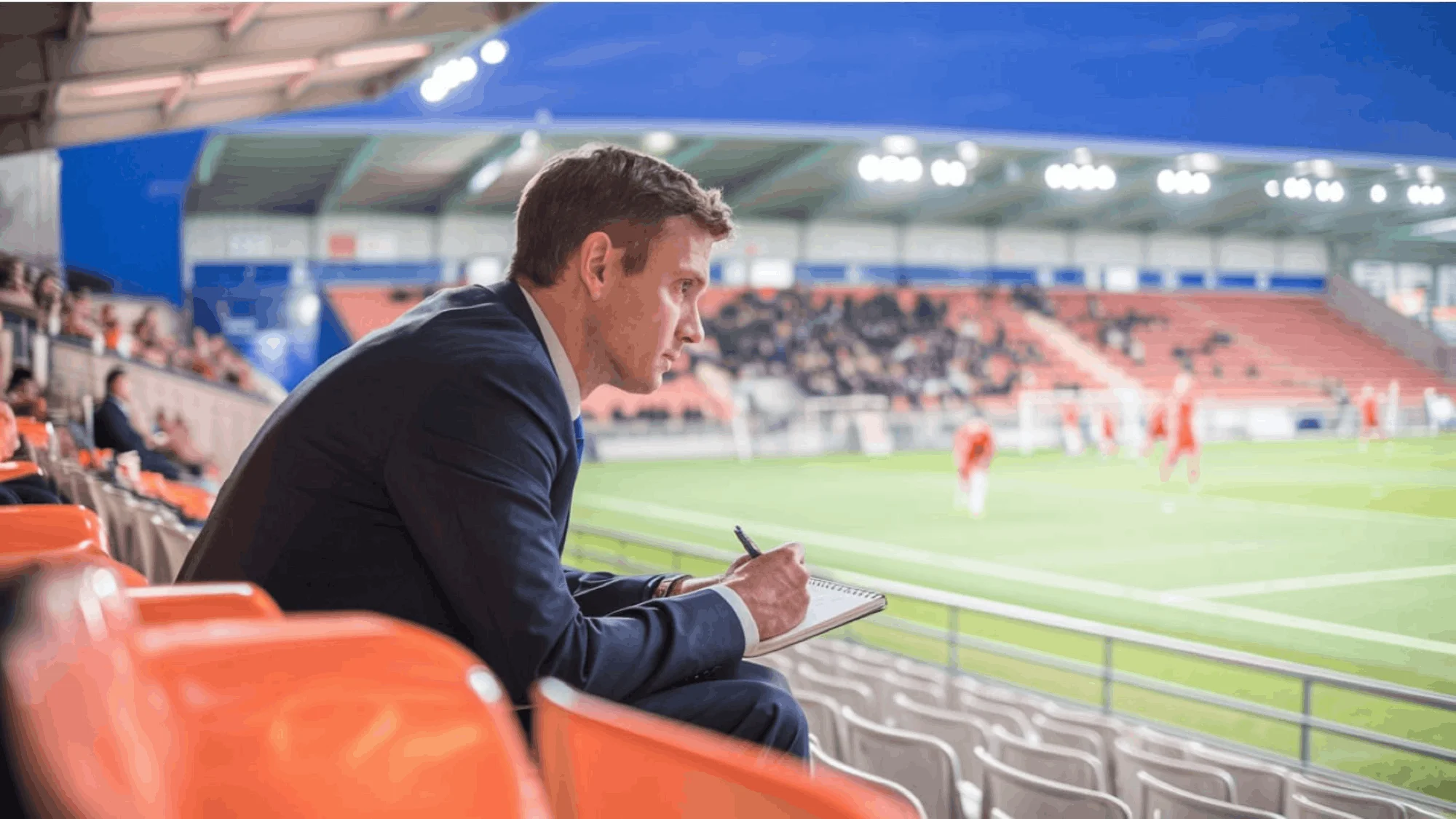 Scout analyseert een wedstrijd vanaf de tribune