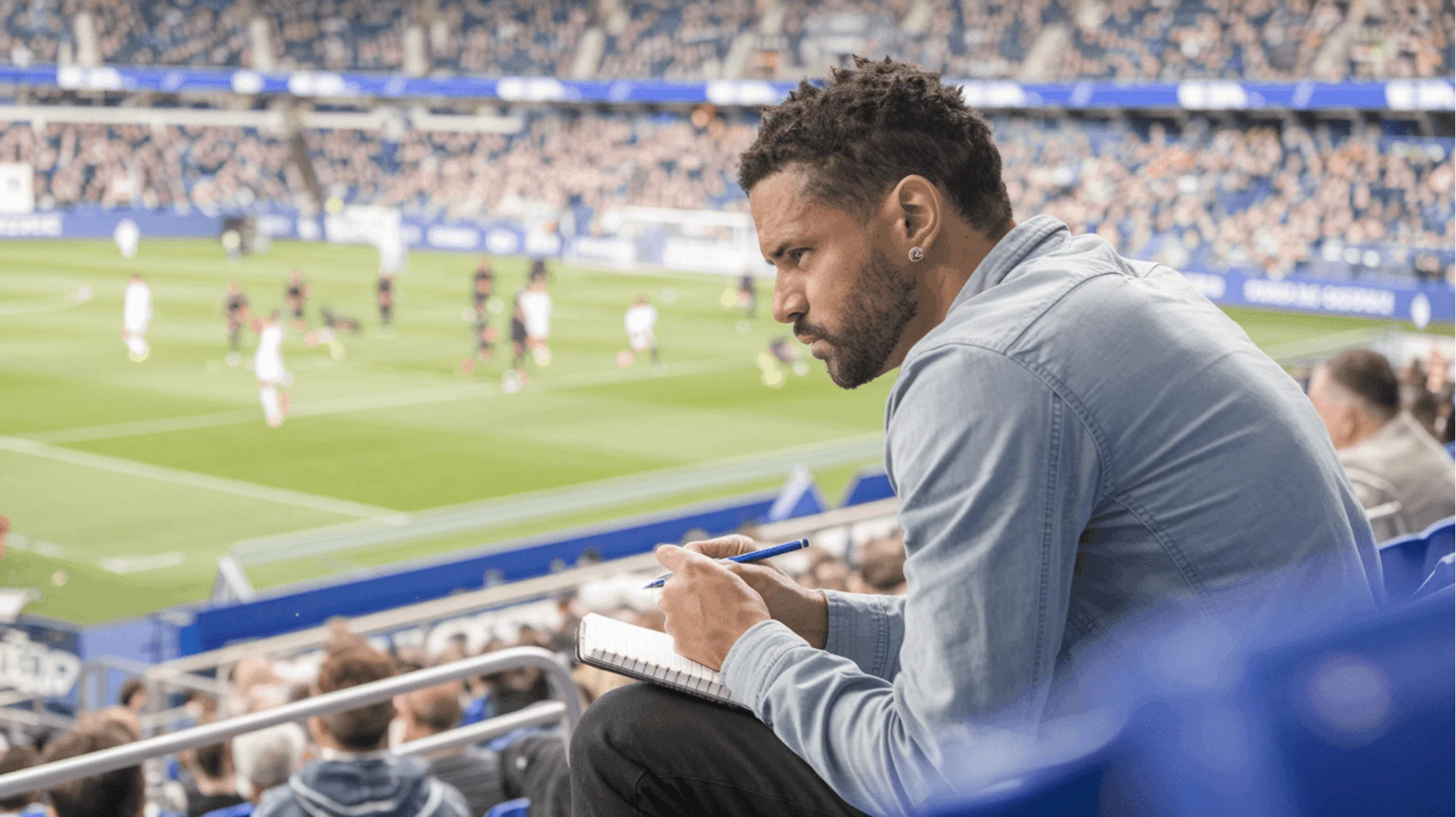 Scout analyseert een wedstrijd