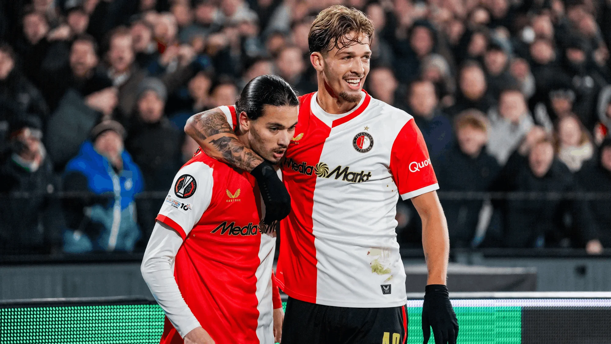 Spelers omhelzen elkaar